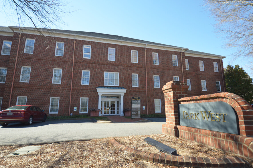 4400 Silas Creek Pky, Winston-Salem, NC à louer - Photo de l’immeuble – Image 1 sur 8