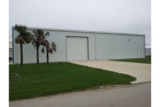 7529 Blimp Base Rd, Hitchcock, TX à louer - Photo de l’immeuble – Image 2 sur 15