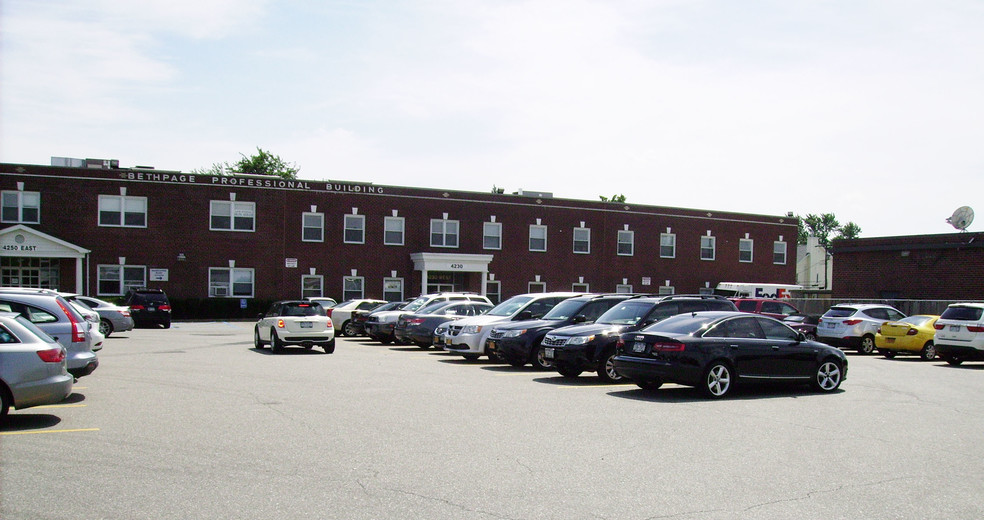 4230-4250 Hempstead Tpke, Bethpage, NY à louer - Photo de l’immeuble – Image 3 sur 19