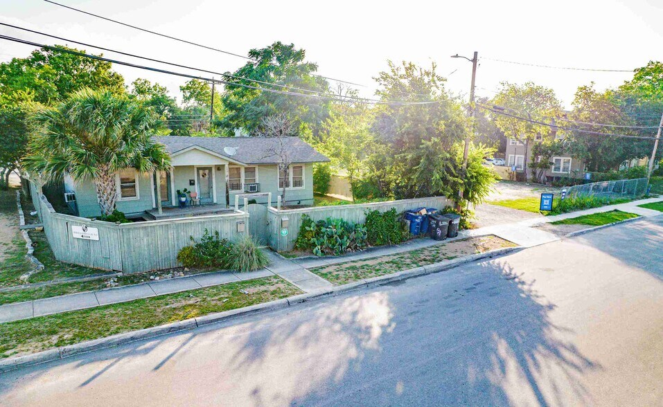 613 E Ashby Pl, San Antonio, TX à louer - Photo de l’immeuble – Image 1 sur 47