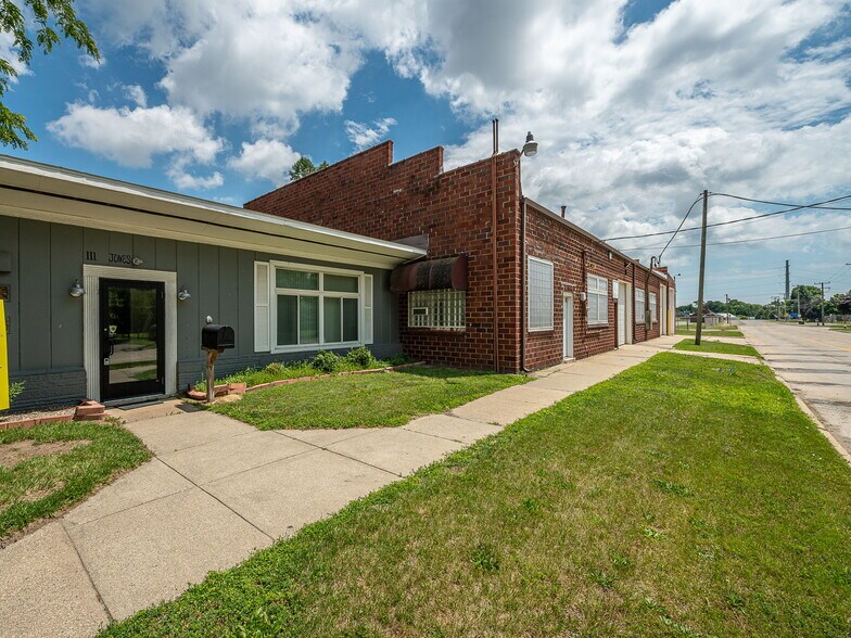 111 Jones Ave, Monroe, MI à louer - Photo de l’immeuble – Image 2 sur 39