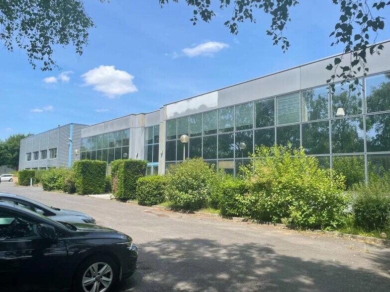 Local d’activités dans Tremblay-en-France à louer - Photo de l’immeuble – Image 1 sur 11