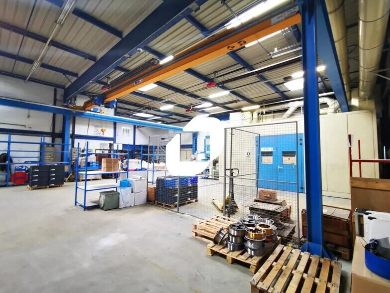 Local d’activités dans Chelles à louer - Photo de l’immeuble – Image 2 sur 8