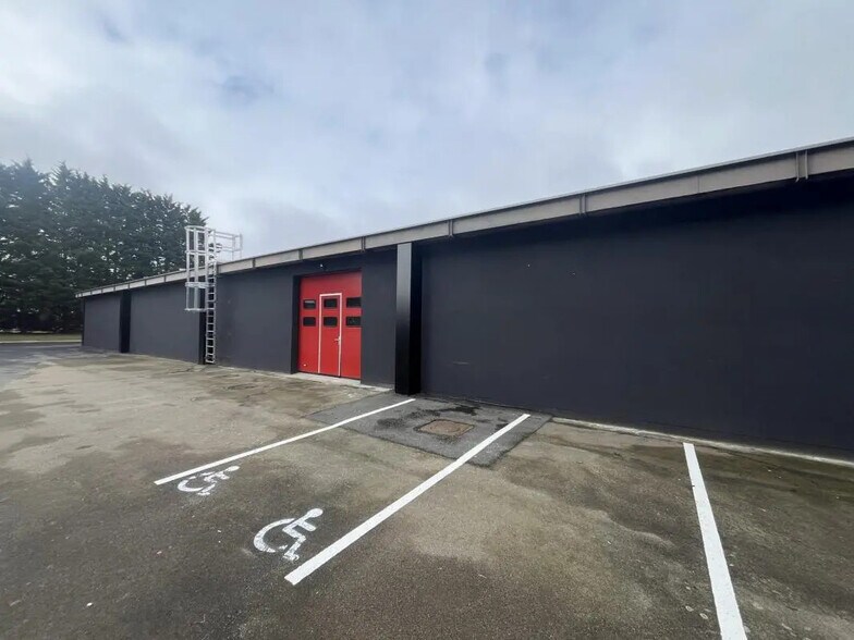 Local d'activités dans Maurepas à vendre - Photo de l’immeuble – Image 2 sur 13