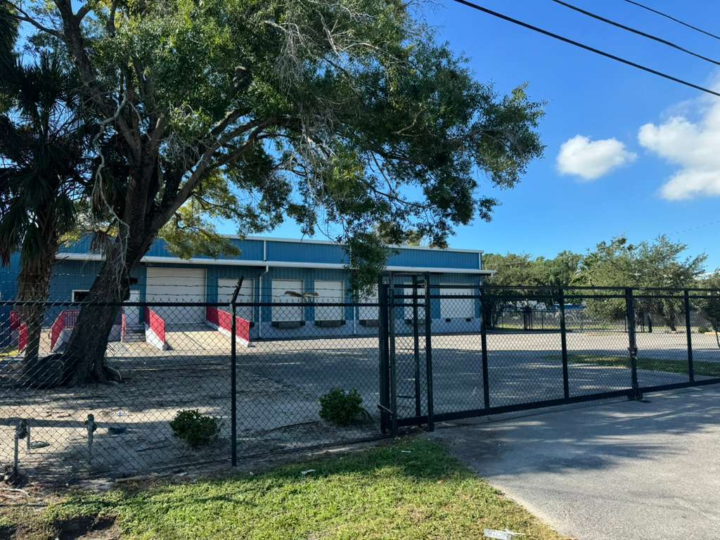 4006 W Crest Ave, Tampa, FL à louer Photo principale– Image 1 sur 3