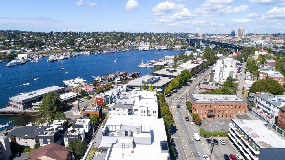 2722 Eastlake Ave E, Seattle, WA à louer - Photo de l’immeuble – Image 2 sur 9