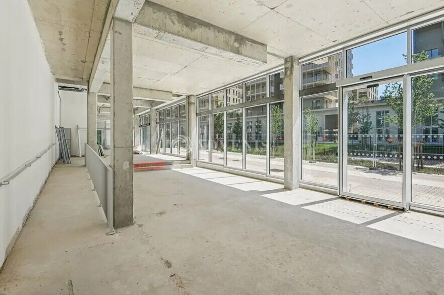 Local commercial dans Saint-Ouen-sur-Seine à louer - Photo de l’immeuble – Image 2 sur 25