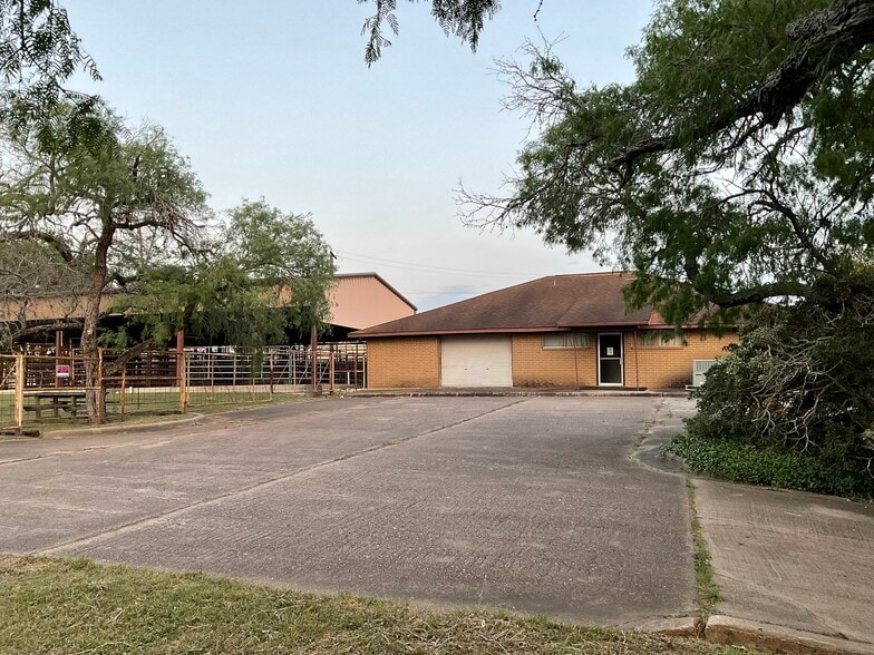 1310 W Grand Ave, Yoakum, TX à vendre - Photo de l’immeuble – Image 3 sur 40