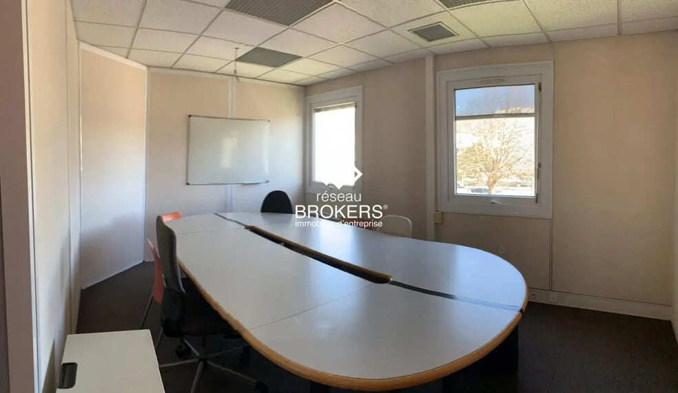 Bureau dans Échirolles à louer - Photo de l’immeuble – Image 3 sur 17