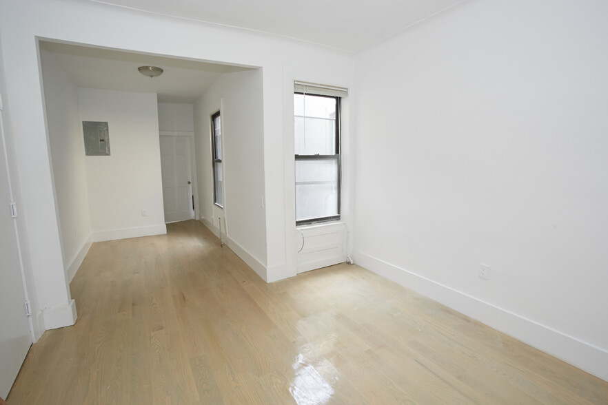 1822 Cornelia St, Ridgewood, NY à vendre - Photo de l’immeuble – Image 3 sur 6