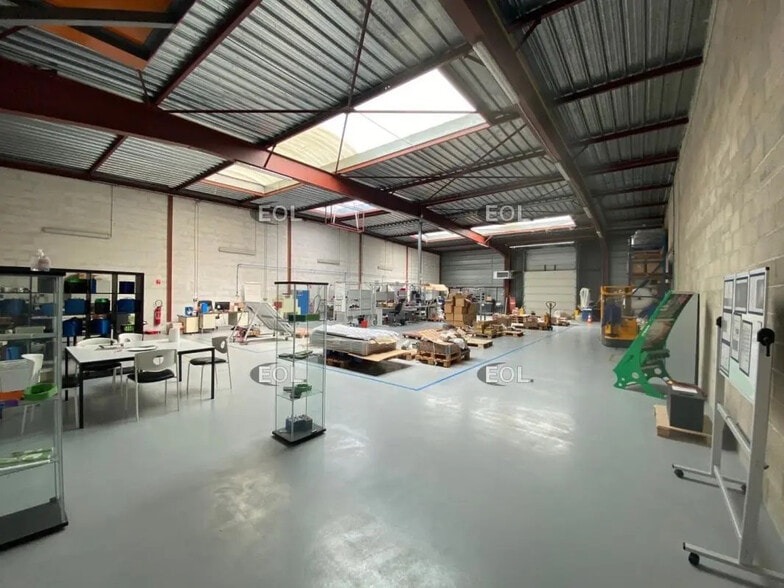 Local d’activités dans Saint-Pierre-du-Perray à louer - Photo de l’immeuble – Image 1 sur 16