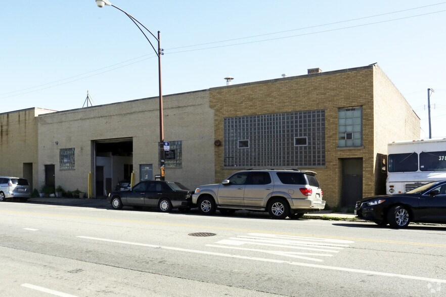 Elston Ave Industrial portefeuille de 2 biens à vendre sur LoopNet.fr - Photo principale – Image 2 sur 3