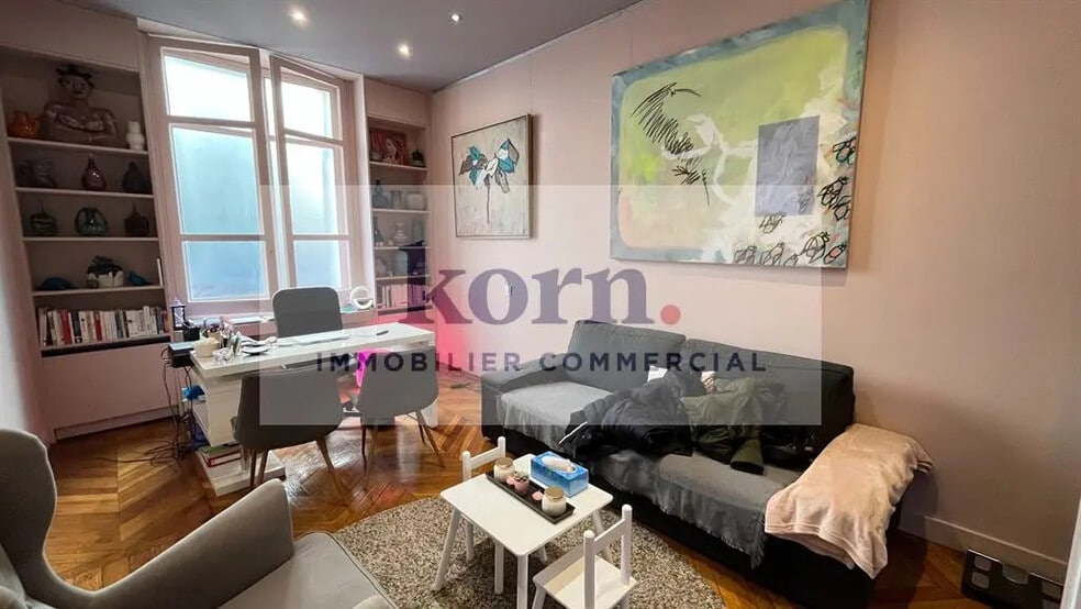 Immeuble residentiel dans Paris à vendre - Photo intérieure – Image 2 sur 8