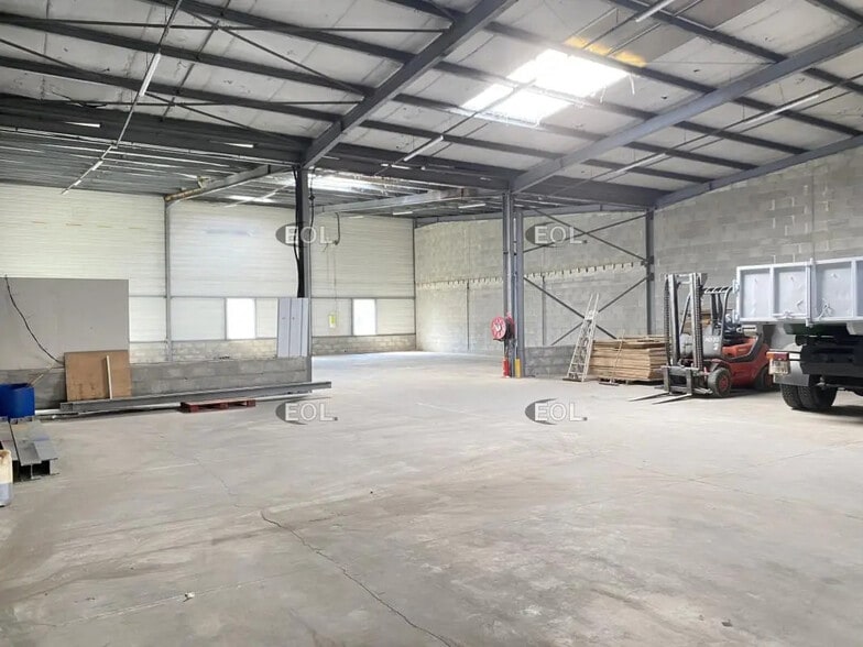 Industriel/Logistique dans Toussieu à louer - Photo intérieure – Image 3 sur 17