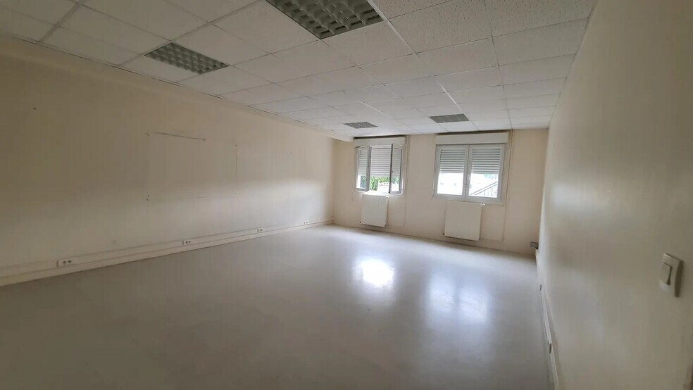 Bureau dans Évreux à louer - Photo de l’immeuble – Image 3 sur 5