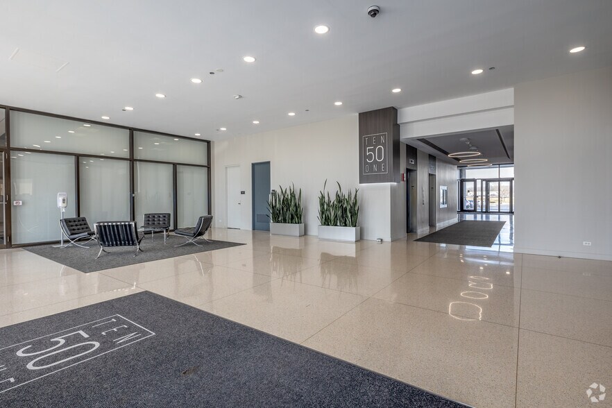 1051 Perimeter Dr, Schaumburg, IL à louer - Hall d’entrée – Image 2 sur 13