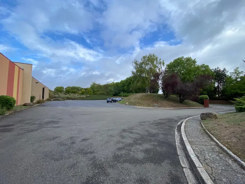 Local d'activités dans Auvers-sur-Oise à vendre - Photo de l’immeuble – Image 3 sur 18