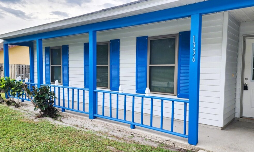 1336 Pace Dr NW, Palm Bay, FL à vendre - Photo de l’immeuble – Image 2 sur 24