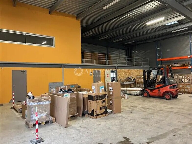 Local d’activités dans Charentilly à louer - Photo de l’immeuble – Image 2 sur 6