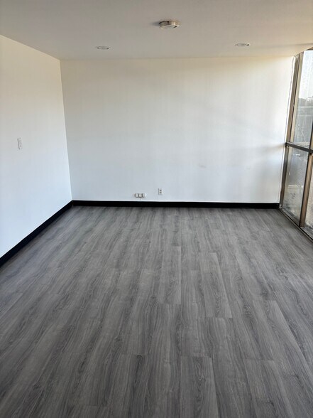 255 Easy St, Simi Valley, CA à louer - Photo de l’immeuble – Image 3 sur 9