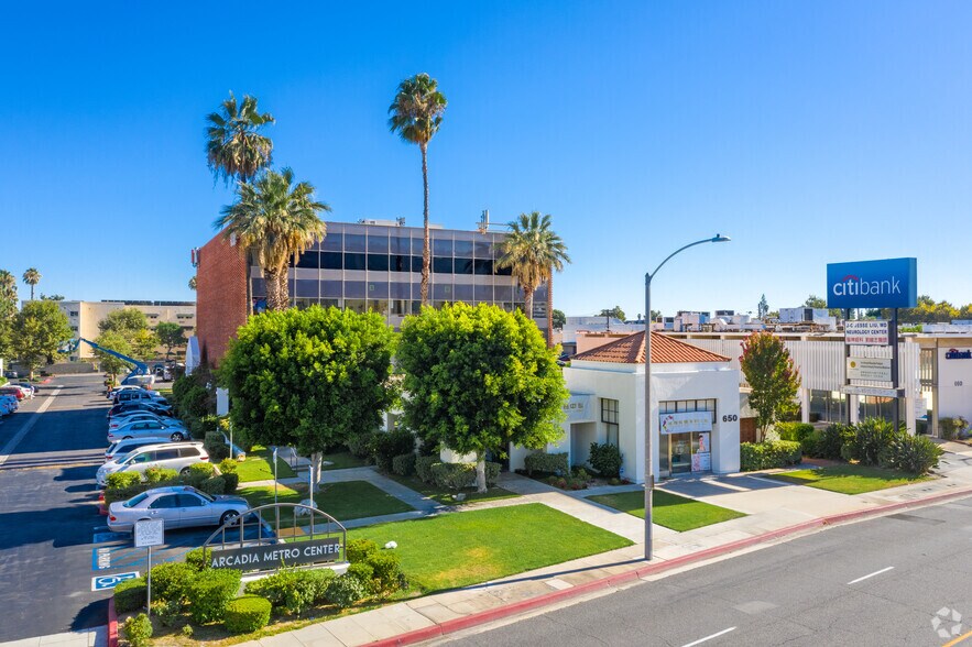 650 W Duarte Rd, Arcadia, CA à louer - Photo de l’immeuble – Image 2 sur 25