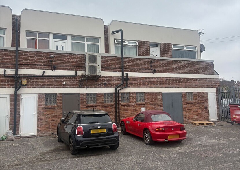 33-35 Underwood Dr, Ellesmere Port à louer - Photo de l’immeuble – Image 3 sur 3