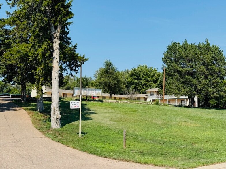 1401 E C St, McCook, NE à vendre - Photo de l’immeuble – Image 3 sur 31