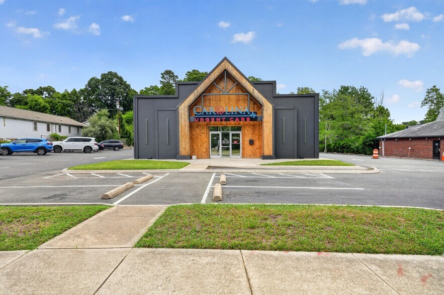 5234 N Roxboro Rd, Durham, NC à louer - Photo de l’immeuble – Image 1 sur 25