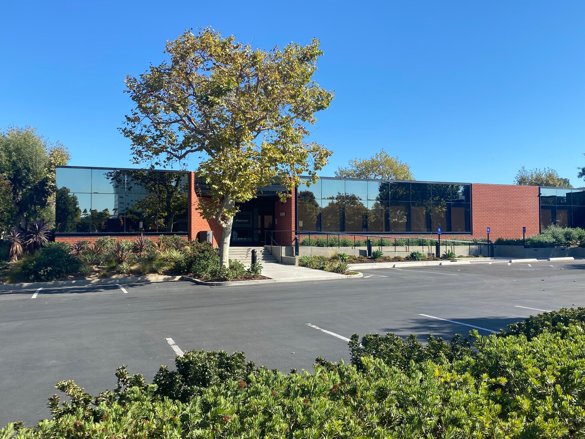 5010 Campus Dr, Newport Beach, CA à louer Photo de l’immeuble– Image 1 sur 5