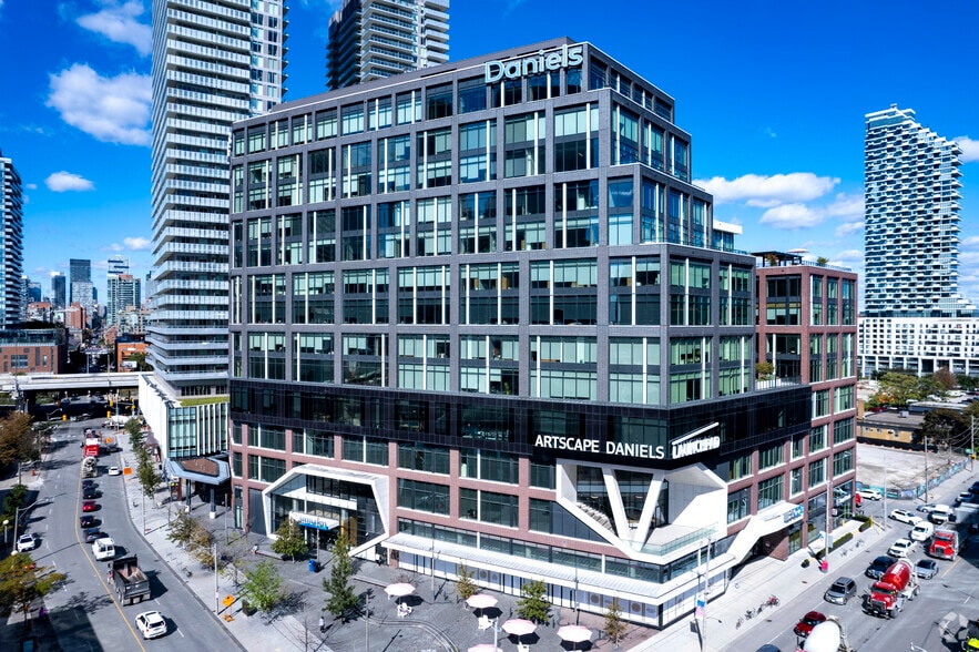 128-134 Queens Quay E, Toronto, ON à vendre - Photo de l’immeuble – Image 2 sur 40