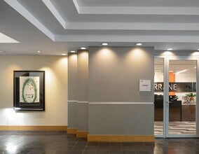 10801 Main St, Bellevue, WA à louer Hall d’entrée– Image 2 sur 4