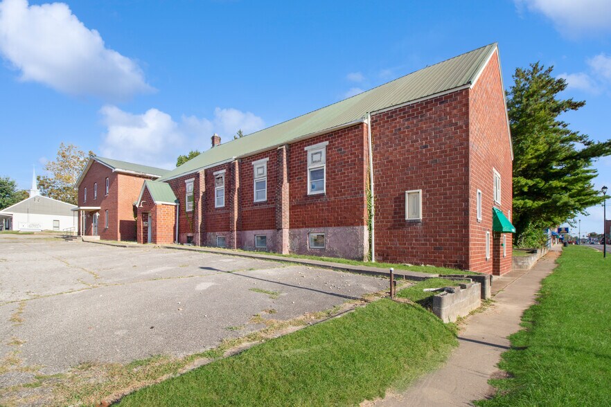 220 S Main St, Brownstown, IN à vendre - Photo de l’immeuble – Image 2 sur 14