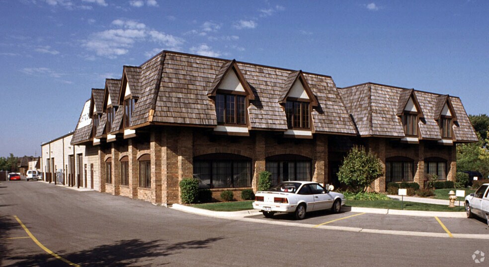 28045 N Ashley Cir, Libertyville, IL à vendre - Photo de l’immeuble – Image 2 sur 8