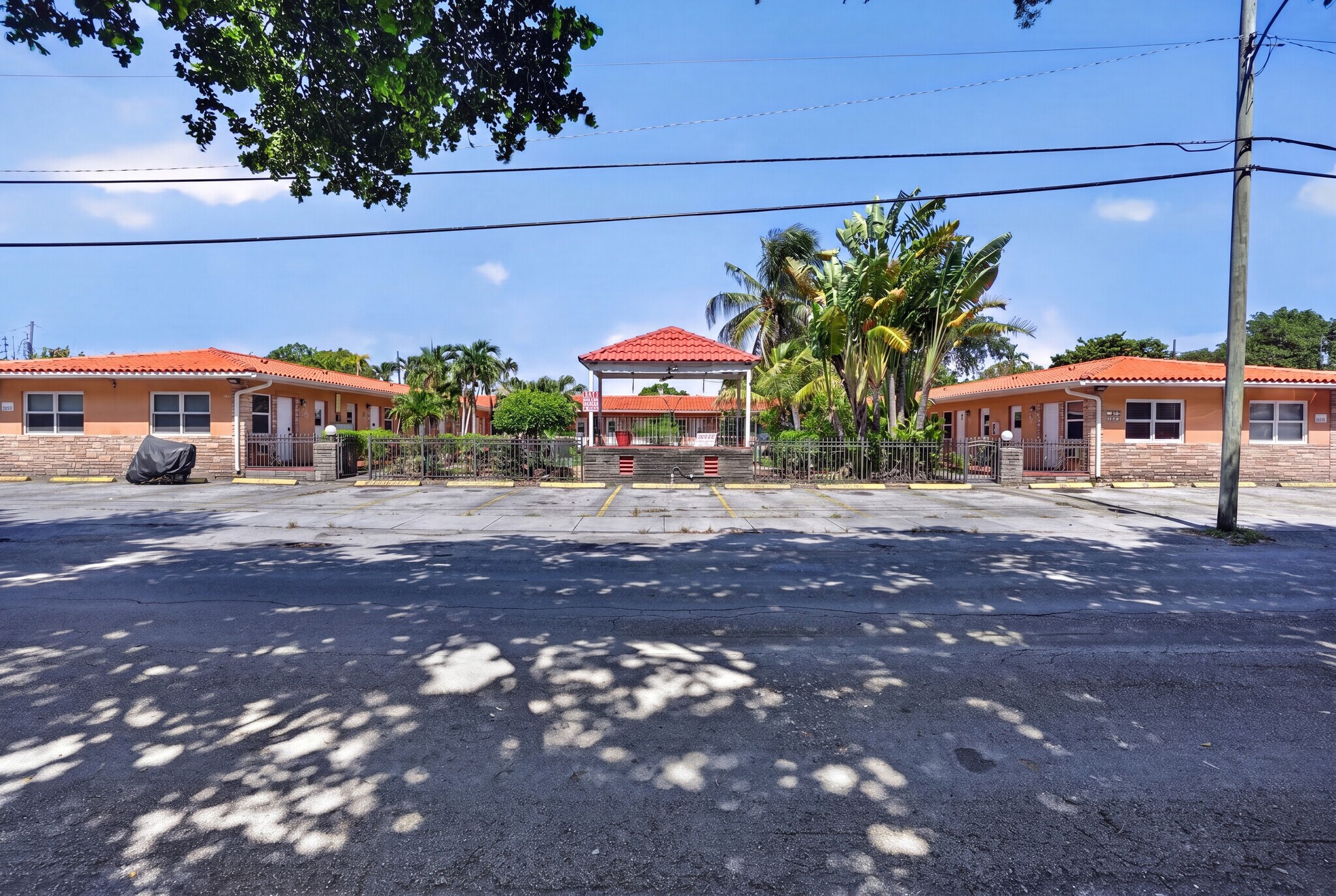140 SW 30th Ct, Miami, FL à vendre Photo de l’immeuble– Image 1 sur 21