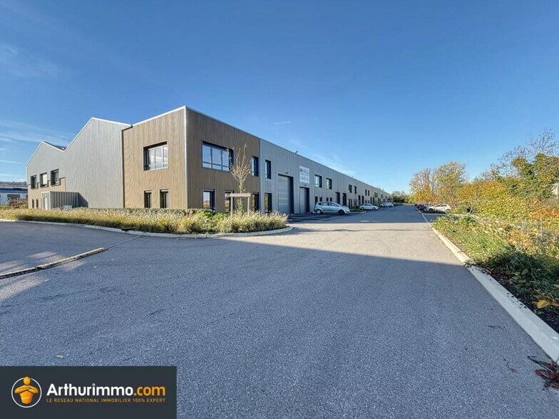 Local d’activités dans Bourgoin-Jallieu à louer - Photo de l’immeuble – Image 1 sur 9