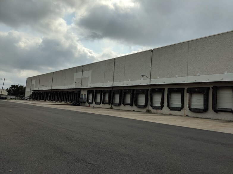 32 Runway Rd, Levittown, PA à louer - Photo de l’immeuble – Image 2 sur 5
