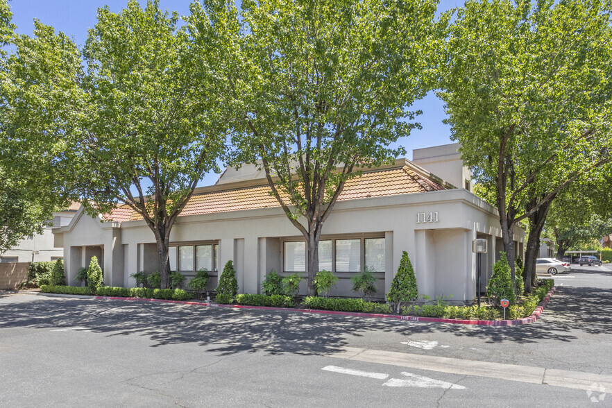 1141 W Shaw Ave, Fresno, CA à louer - Photo de l’immeuble – Image 2 sur 5