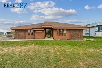 3900 River Ridge Dr NE, Cedar Rapids, IA à louer Photo de l’immeuble– Image 1 sur 28