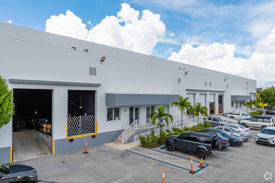 7900 NW 71st St, Miami, FL à louer - Photo principale – Image 1 sur 9