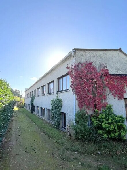 Local d'activités dans Achères à vendre - Photo de l’immeuble – Image 1 sur 11
