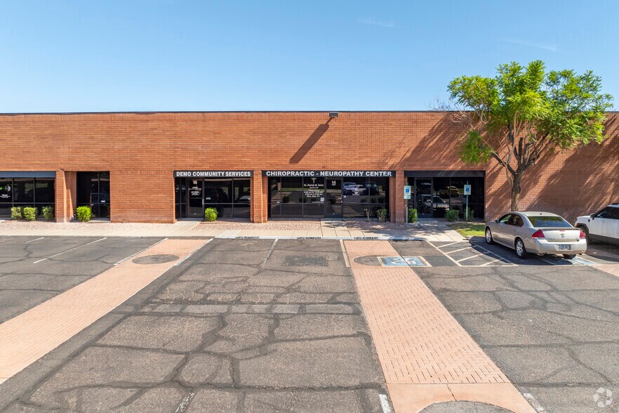 2150 S Country Club Dr, Mesa, AZ à louer - Photo de l’immeuble – Image 3 sur 7