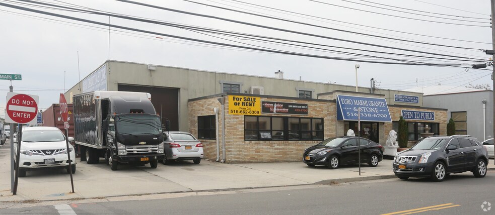648-656 Main St, Westbury, NY à vendre - Photo de l’immeuble – Image 2 sur 6