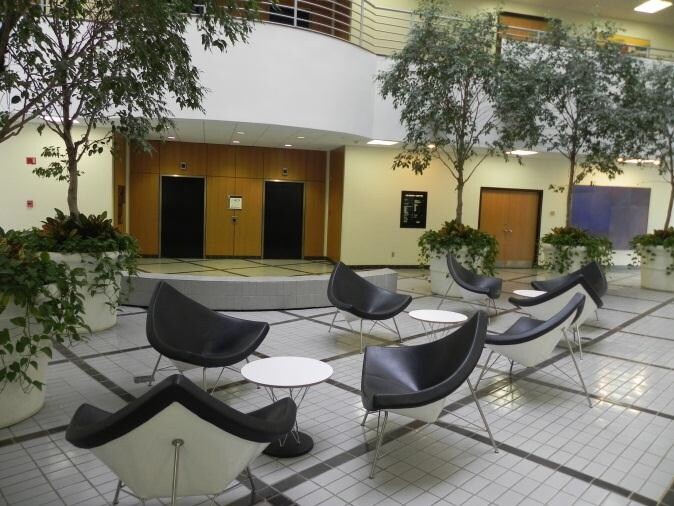 2431 S Acadian Trwy, Baton Rouge, LA à louer - Photo de l’immeuble – Image 3 sur 15