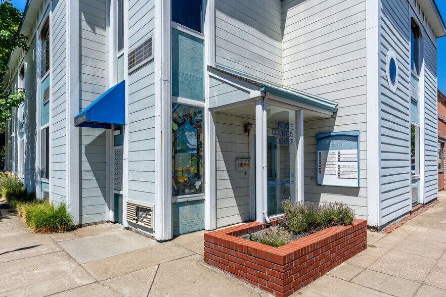 216 W Perkins St, Ukiah, CA à vendre - Photo de l’immeuble – Image 2 sur 11
