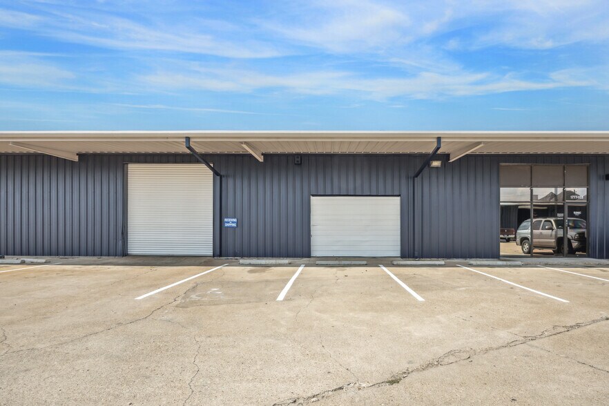 1771 Upland Dr, Houston, TX à louer - Photo de l’immeuble – Image 2 sur 36