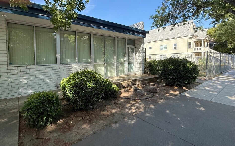 2618-2626 N St, Sacramento, CA à vendre - Photo de l’immeuble – Image 2 sur 3