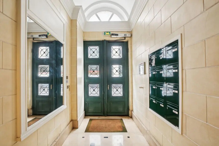 24 Rue De Châteaudun, Paris à louer - Photo de l’immeuble – Image 2 sur 9