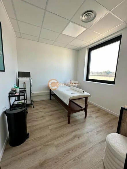 Bureau dans Fargues-Saint-Hilaire à vendre - Photo de l’immeuble – Image 3 sur 16