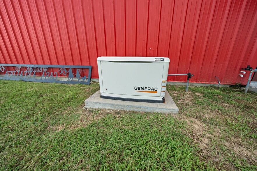 1402 Eagle Ferry Rd, Anahuac, TX à vendre - Photo de l’immeuble – Image 3 sur 22