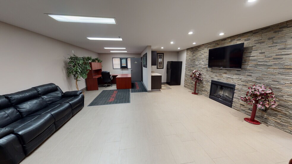 10723-10751 181 St NW, Edmonton, AB à vendre - Photo intérieure – Image 2 sur 16